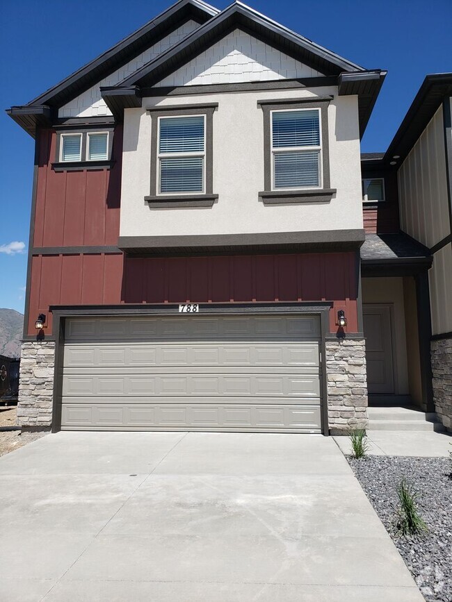 Building Photo - Spacious Spanish Fork Townhome