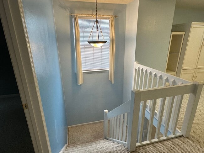 Building Photo - End Unit Townhouse for Rent