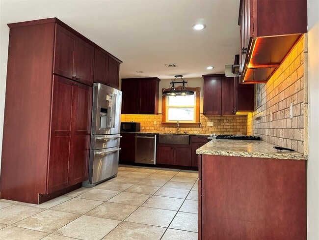 Building Photo - 2833 Kent Dr