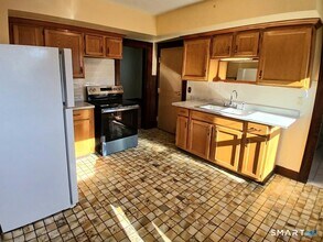 Building Photo - 652 High St