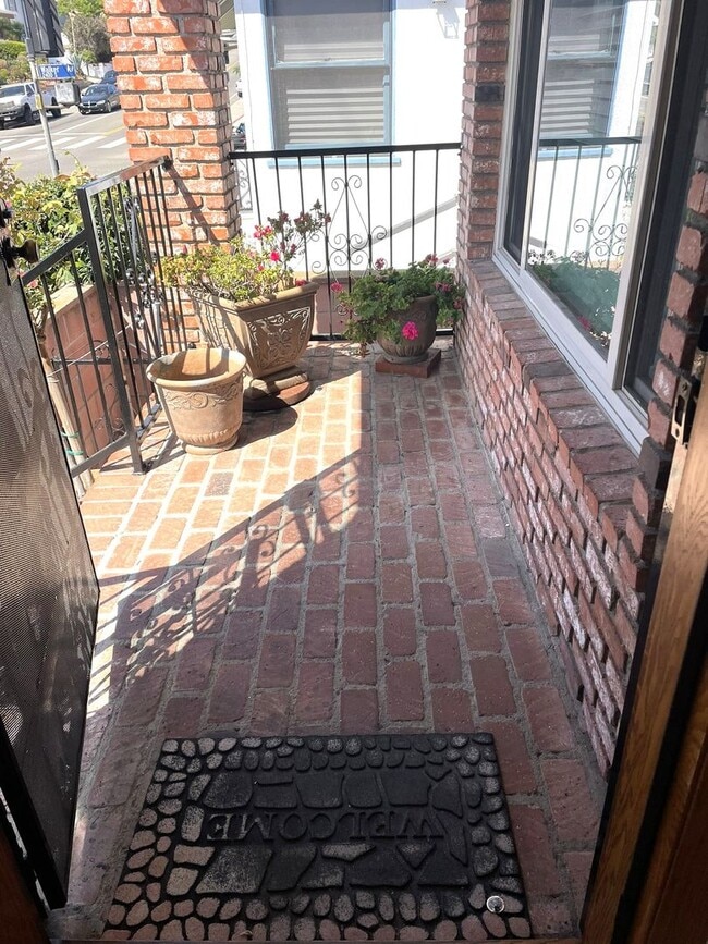 Building Photo - Charming 3-Bedroom Home with Modern Upgrad...
