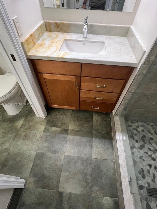 Building Photo - 252 City View Dr