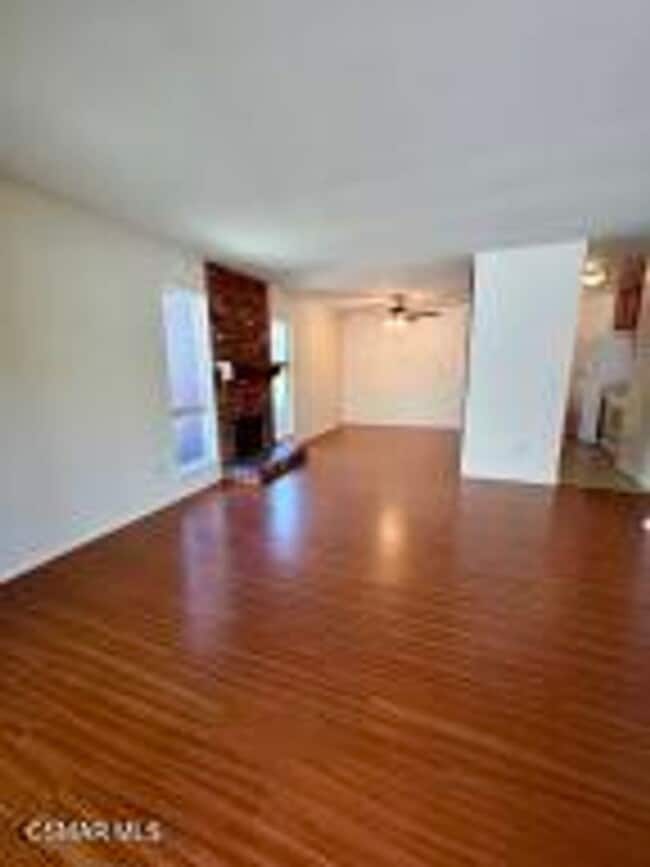 Building Photo - Charming single-story, end-unit condo loca...