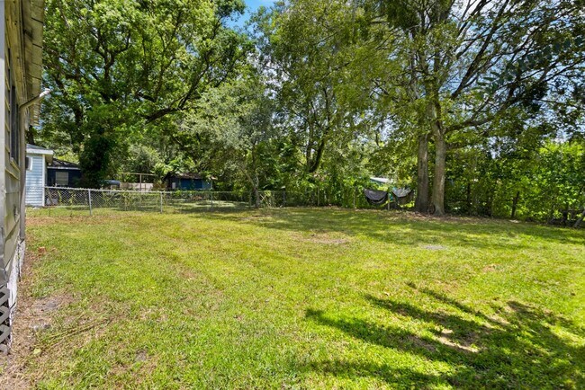 Building Photo - Spacious 3bdrm/1bath Home with large yard ...