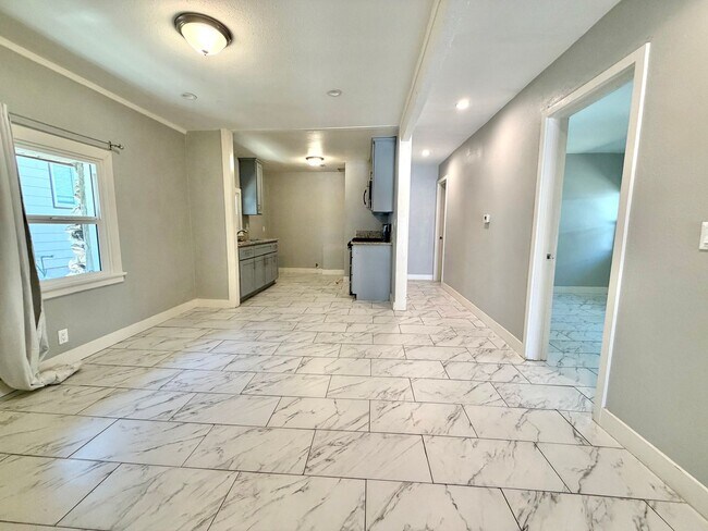 Building Photo - 3056 Crescent Way