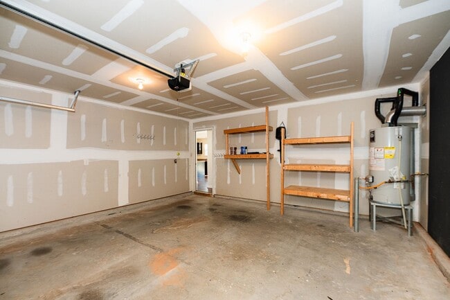 Building Photo - Beautifully 4-bedroom, 2.5-bathroom spacio...