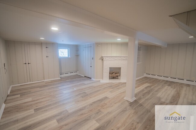 Building Photo - 3043 Pinewood Ave