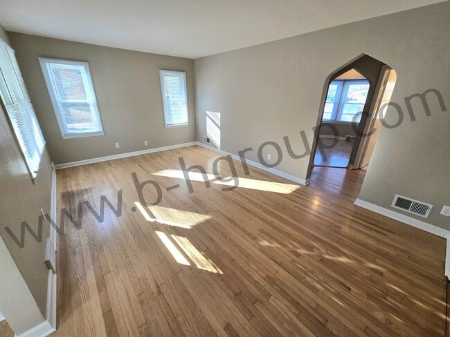 Building Photo - Great Location!