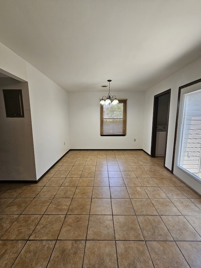 Building Photo - 915 Southgate Dr