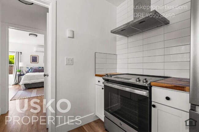 Building Photo - "Charming 4-Bed Retreat in the Heart of Sa...