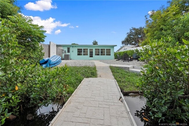 Building Photo - 30 SW Hideaway Pl