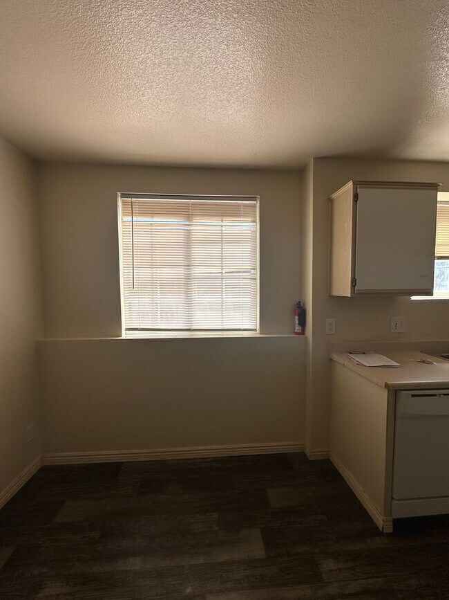 Building Photo - 4-bedroom, 2-bath apartment in Cedar City fourplex