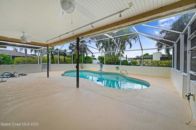 Building Photo - Suntree living