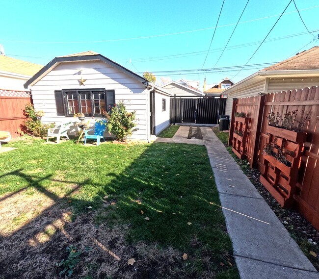 Building Photo - Exceptional single-family near UIC-DePaul ...