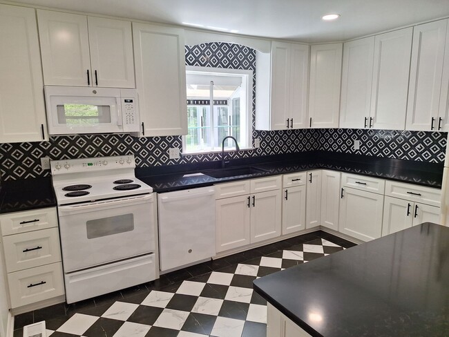Building Photo - 3 bedroom /2 full bathroom- Yorktown