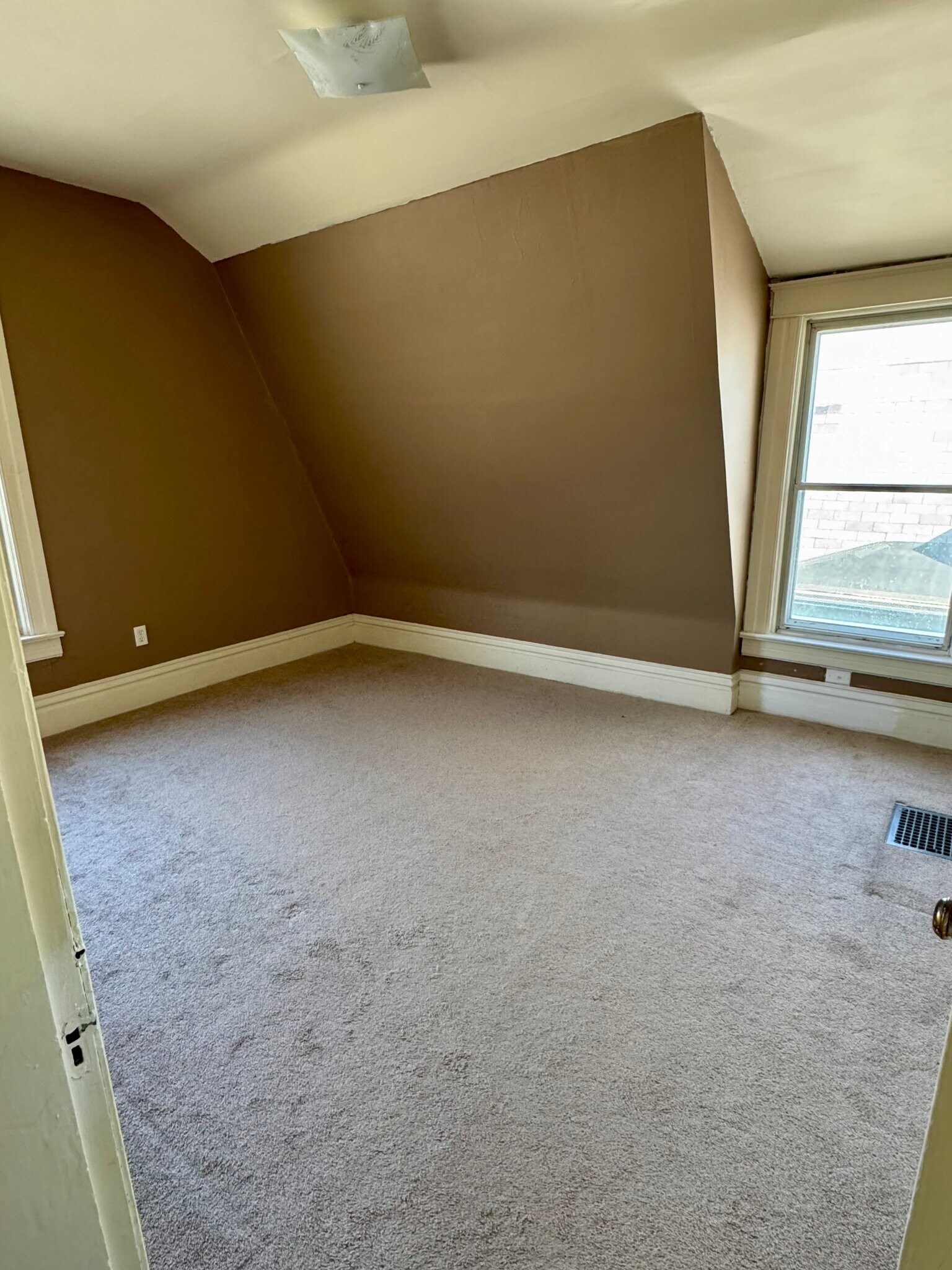 Building Photo - 707 Edgewater Ave