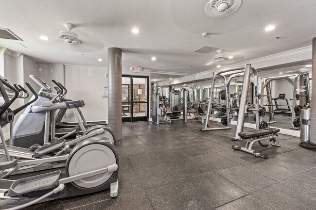 Building Photo - "Spacious, Sophisticated, Modern 3BR, 2BA Condo in the heart of downtown