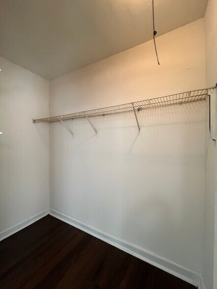 Building Photo - 4060 N Kenmore Ave
