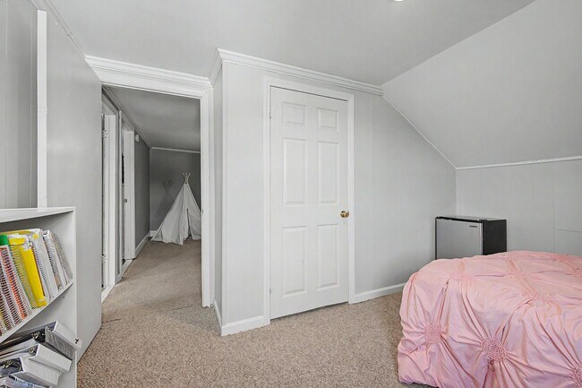 Building Photo - Spacious 5-Bedroom Home Near Radford University
