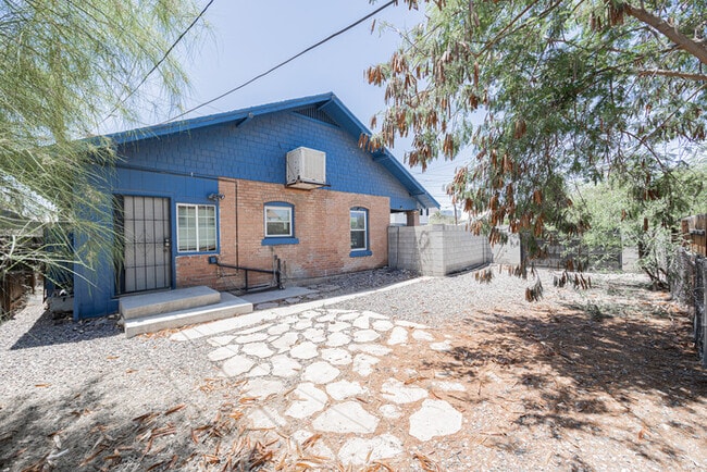 Building Photo - 831 N 10th St