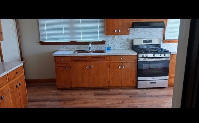 Building Photo - 4 Bedroom Home Beautifully Updated w/ Original Character