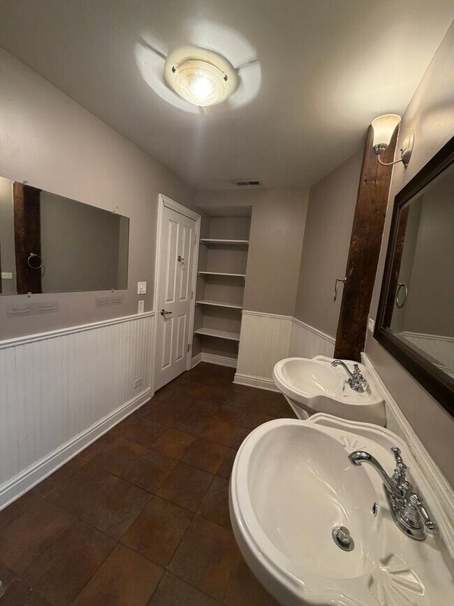 Building Photo - 1357 N Wolcott Ave