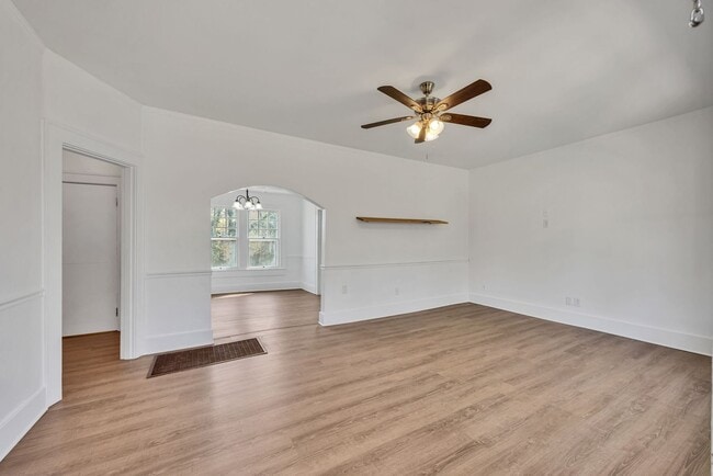 Building Photo - Charming 3 bed, 2 bath Rossville, GA Rental!