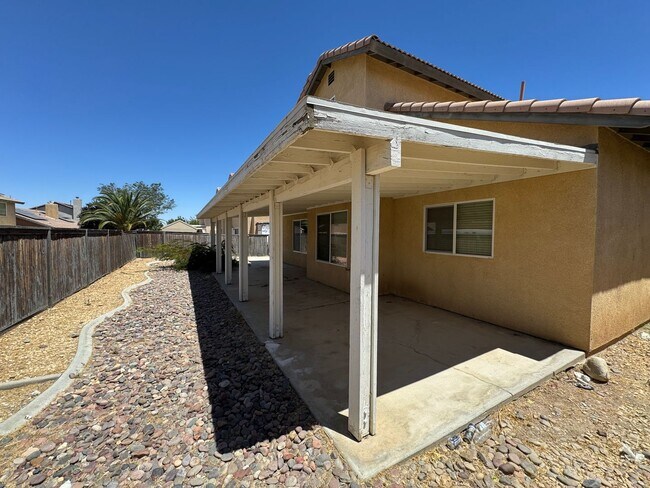 Building Photo - Spacious 4 Bedroom Home in Victorville