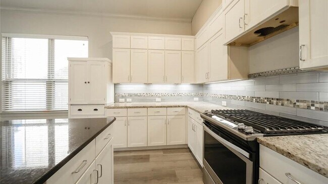 Building Photo - 2745 Troutt Dr
