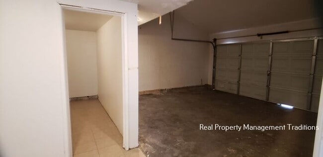 Building Photo - Cute 3 + 2 in Palmdale
