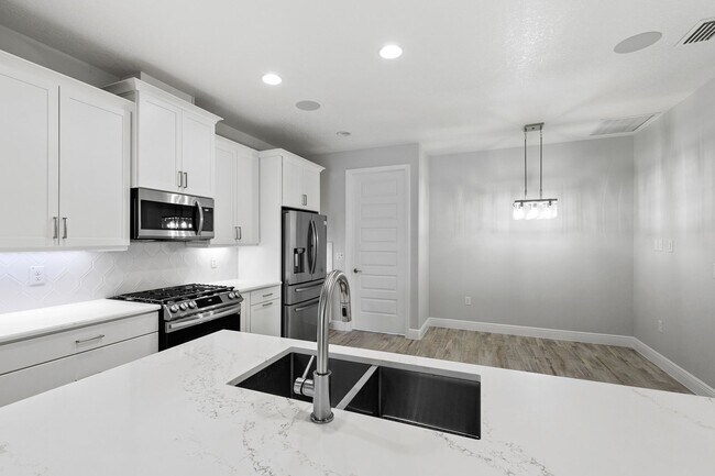 Building Photo - 8134 Loren Cove Dr