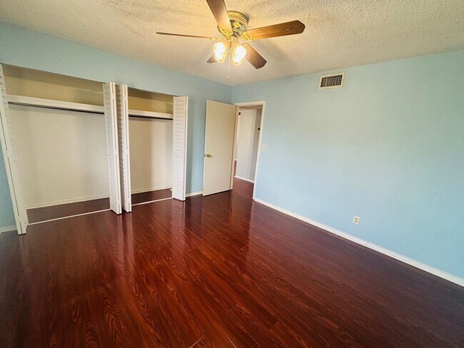 Building Photo - 2/1 Clean apartment