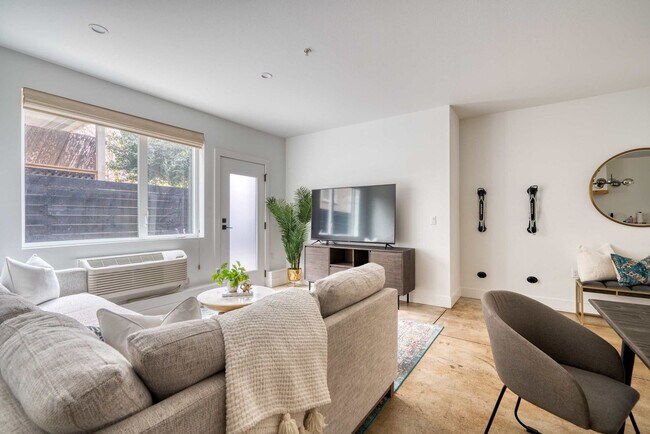 Building Photo - 4980 N Vancouver Ave