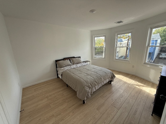 Building Photo - 32 Palm St