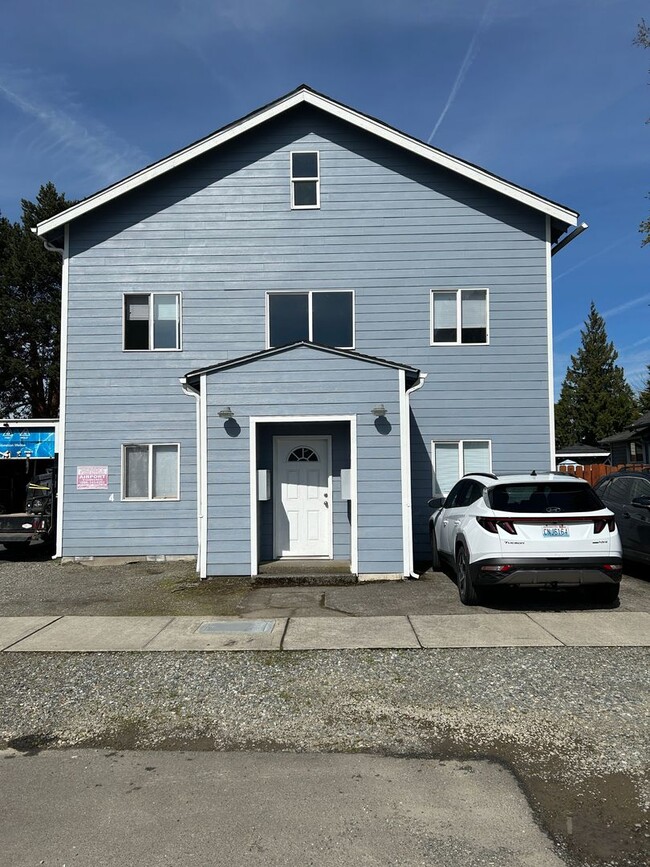 Building Photo - Top Floor - Fully Remodeled 1 BD/ 1 BA!!