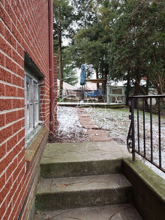 Building Photo - 1 Bedroom Efficiency in Ottawa Hills! All ...