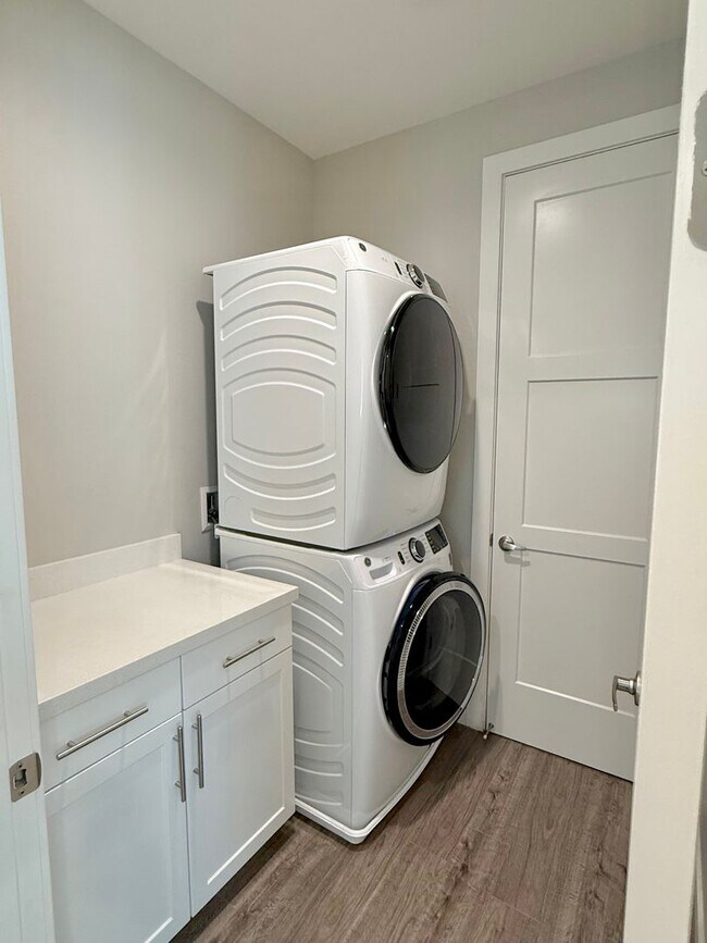Building Photo - $4,190 / 4 BR - MODERN FREMONT TOWNHOME WITH JUNIOR SUITE, PRIVATE BALCONY & PRIME LOCATION!