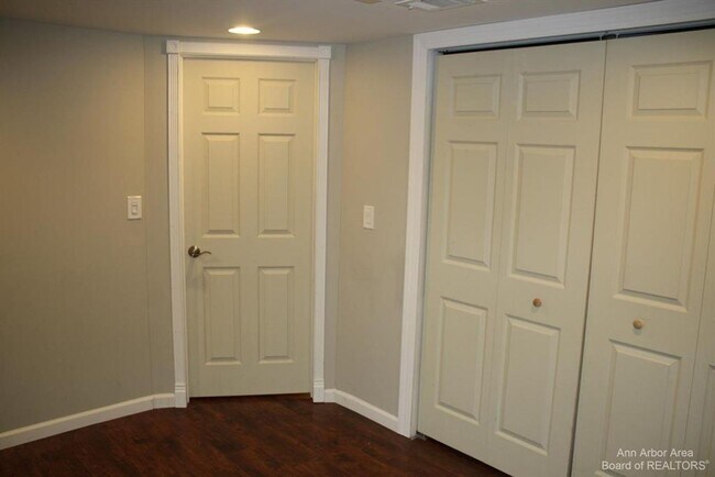 Building Photo - Spacious Ranch