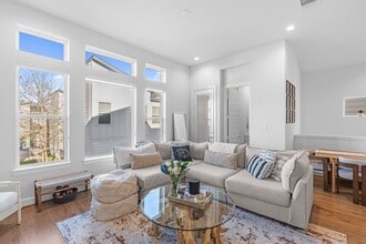 Building Photo - 502 W Donovan St