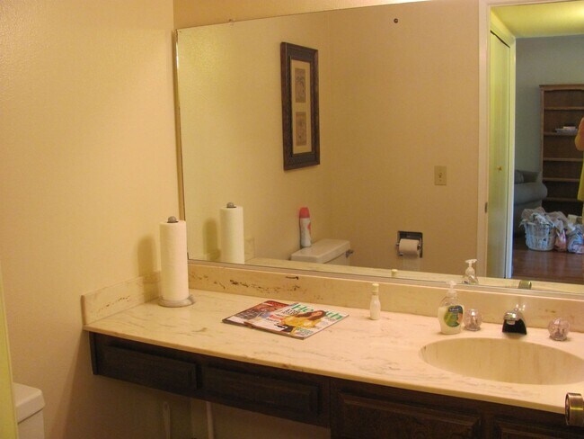 Building Photo - King Courts Condo! Backs to the Park! Bloc...