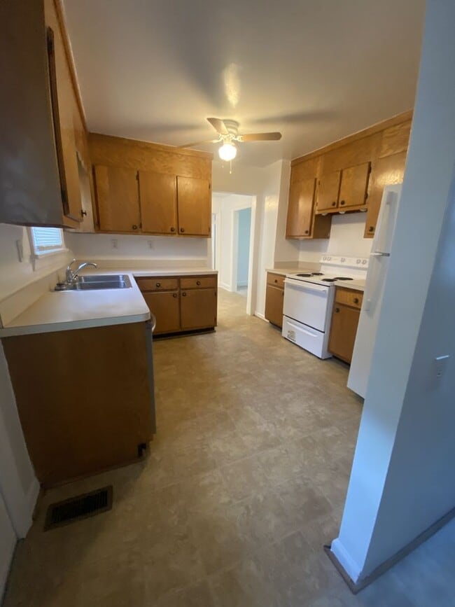 Building Photo - 2 Bedroom 1 Bath