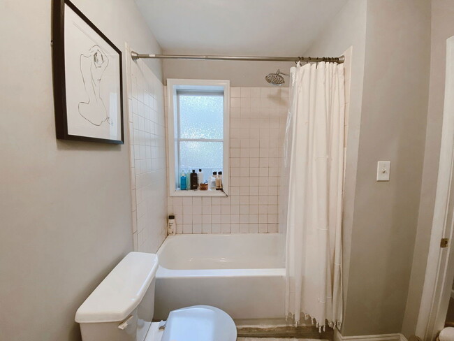 Building Photo - 1528 Bainbridge St