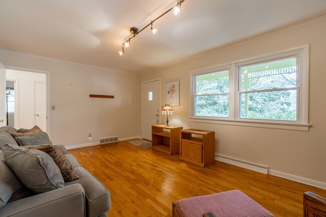 Building Photo - Adorable 3BR home on 1.65 Acre Park-Like S...