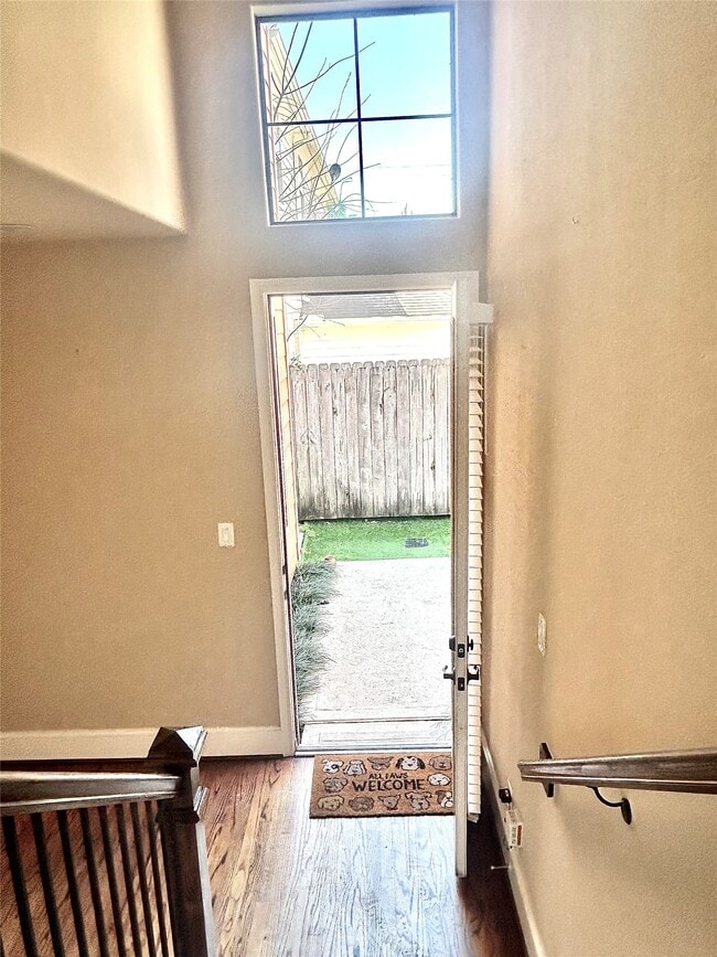 Building Photo - 1049 W 22nd St