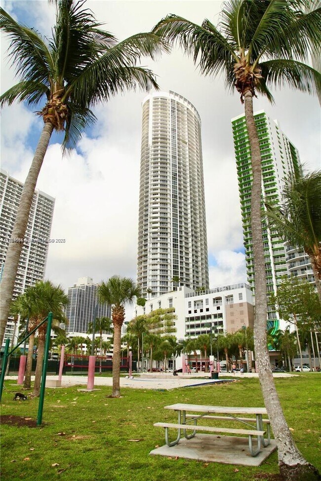 Building Photo - 1750 N Bayshore Dr