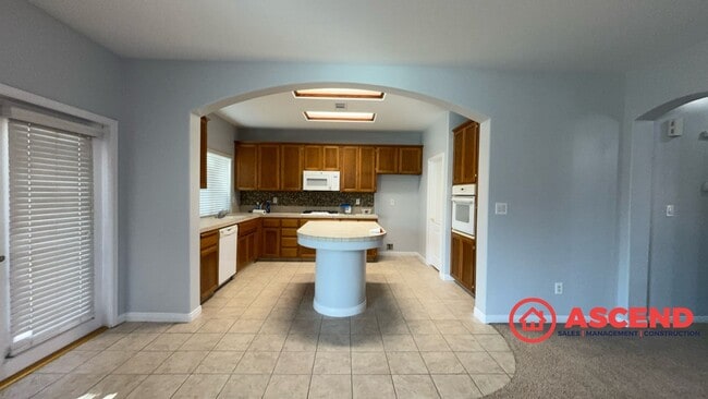 Building Photo - *MOVE IN SEPCIAL!*