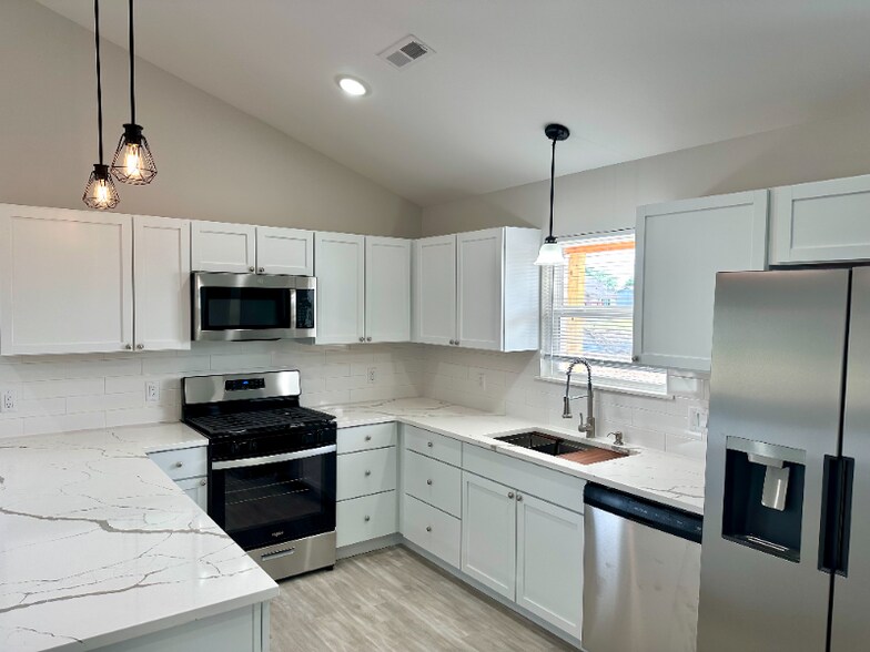 Building Photo - 1956 W Cadmus Rd