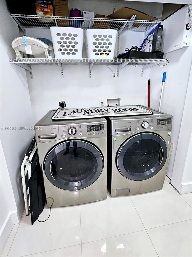 Building Photo - 16138 SW 154th Ct