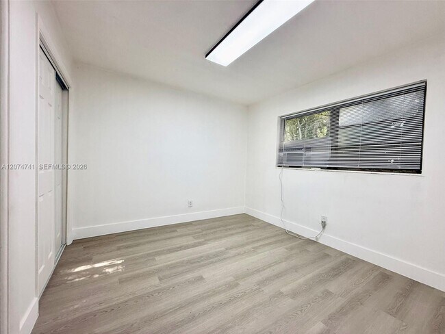 Building Photo - 910 SW 2nd Ave