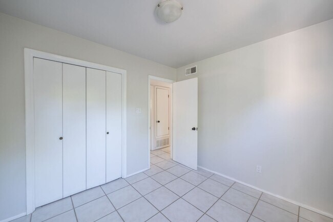 Building Photo - 516 Hillside Ave
